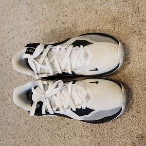 Kyrie Irving low top